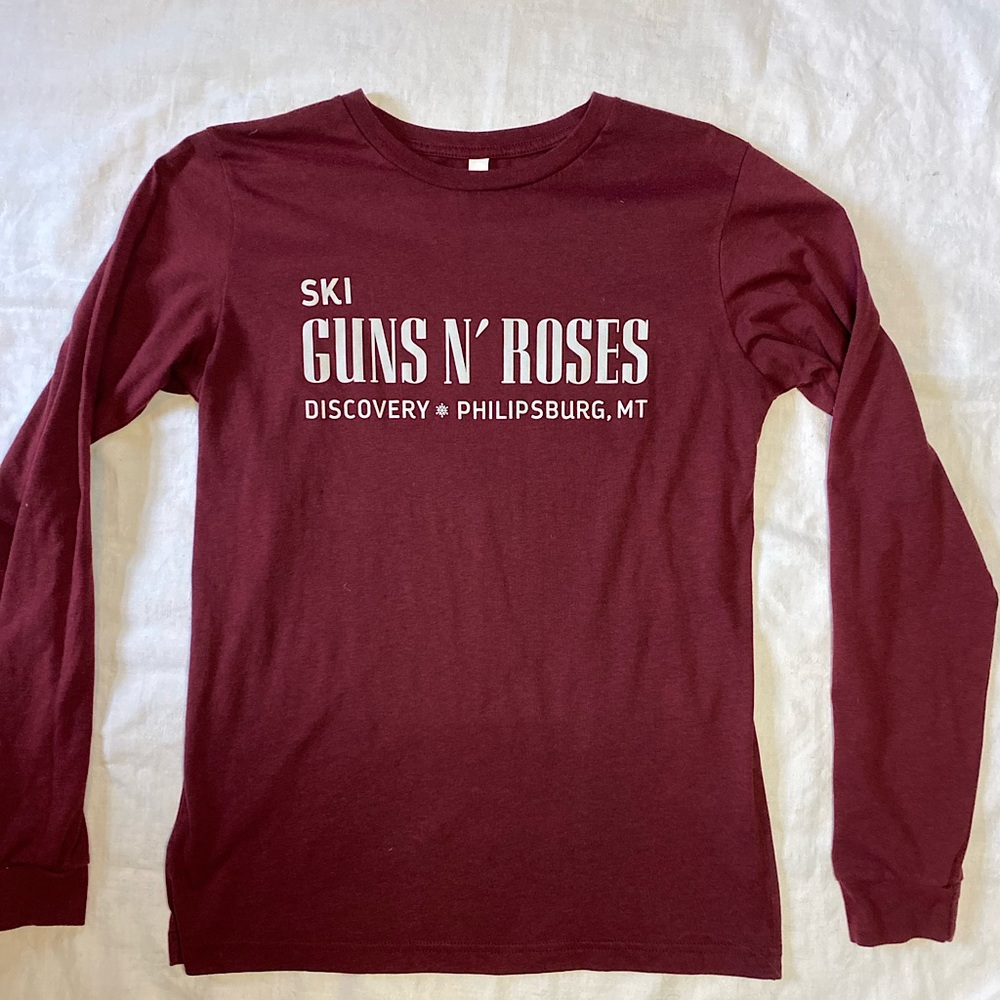 Bella & Canvas silk screen maroon med Discovery ski resort tee “Guns & Roses”